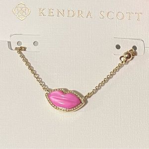 Kendra Scott Lips Gold Pendant Necklace in Hot Pink Mother-of-Pearl